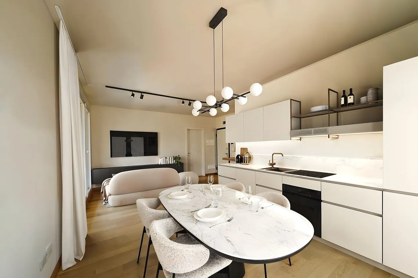 Cocina con isla de madera y mobiliario a medida tras una reforma de cocina en Granollers