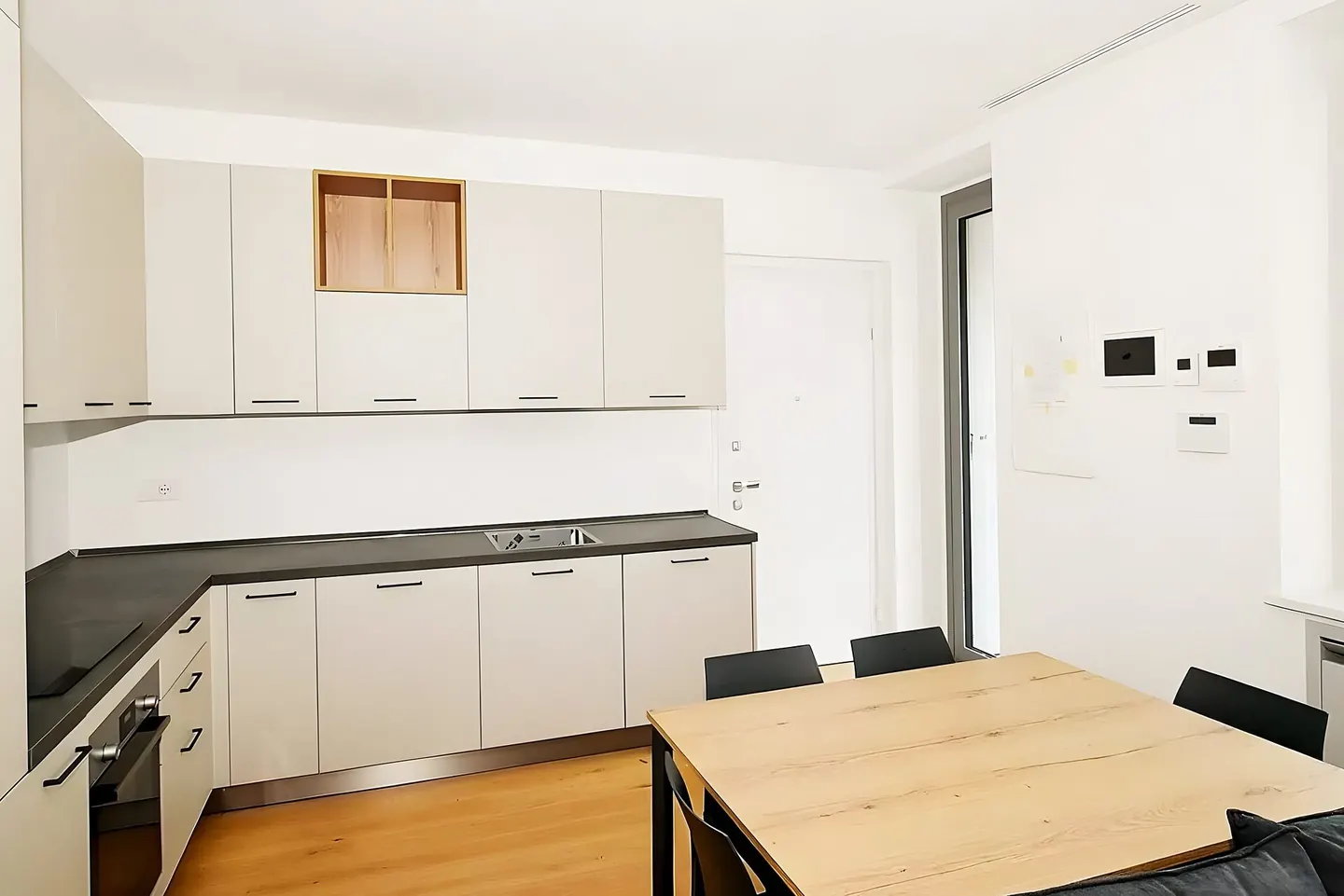 Salón luminoso de un piso reformado en Canovelles, con distribución abierta y acabados claros