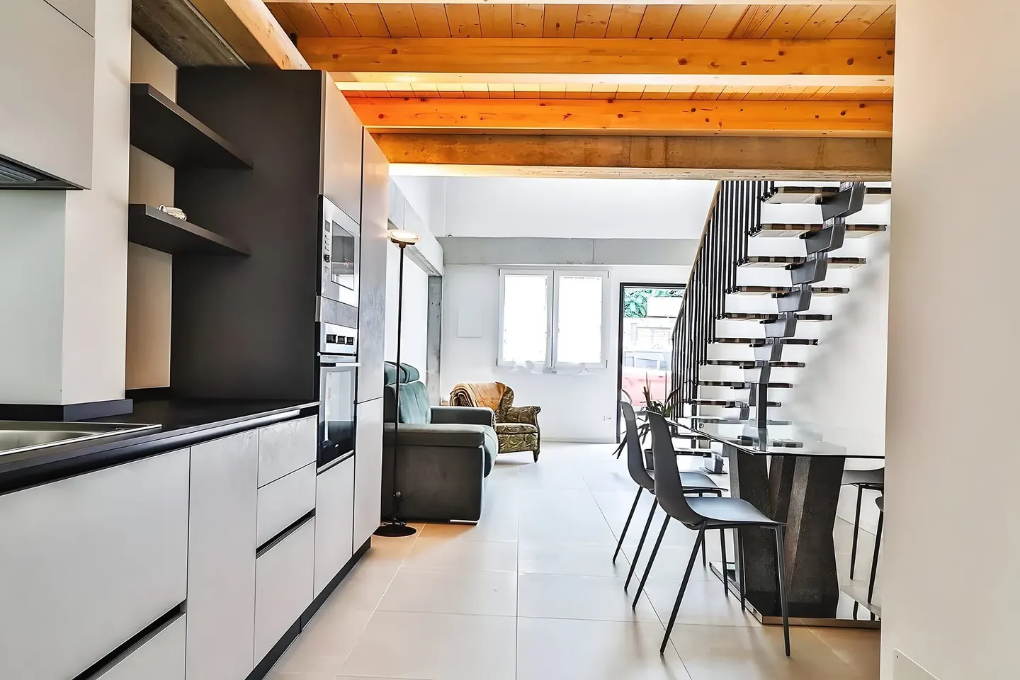Salón de una casa unifamiliar reformada con escalera de diseño en La Roca del Vallès