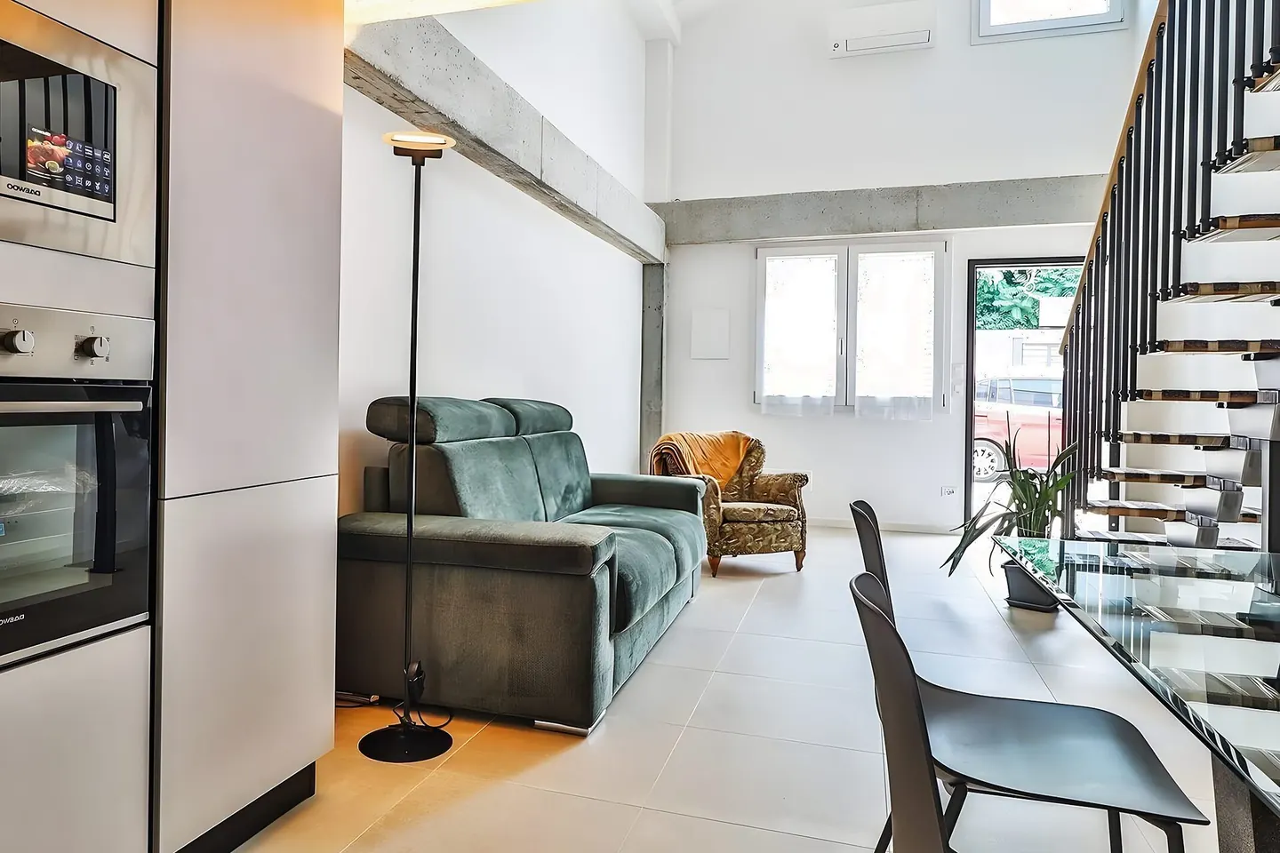 Salón de una casa unifamiliar reformada con escalera de diseño en La Roca del Vallès