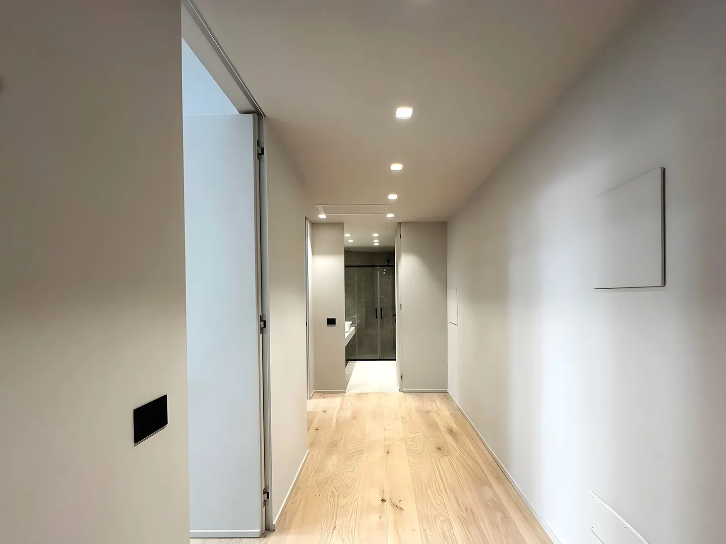 Salón con cocina abierta tras una reforma integral de piso en Granollers