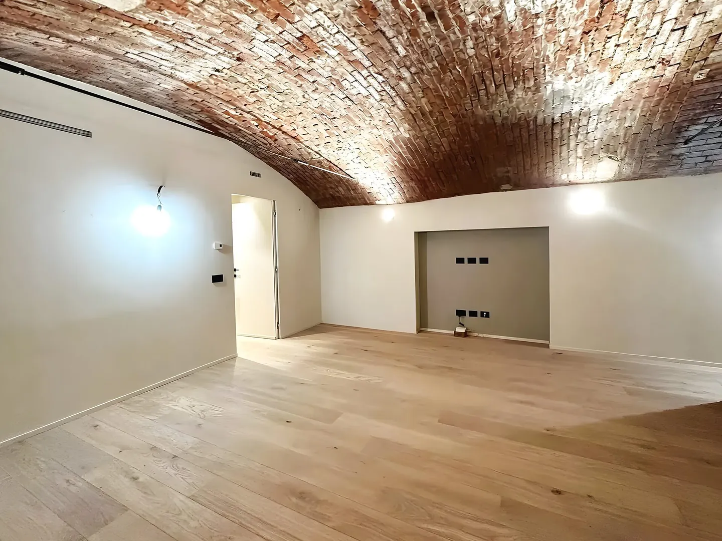 Salón con bóveda de ladrillo visto restaurada en una finca del centro de Granollers