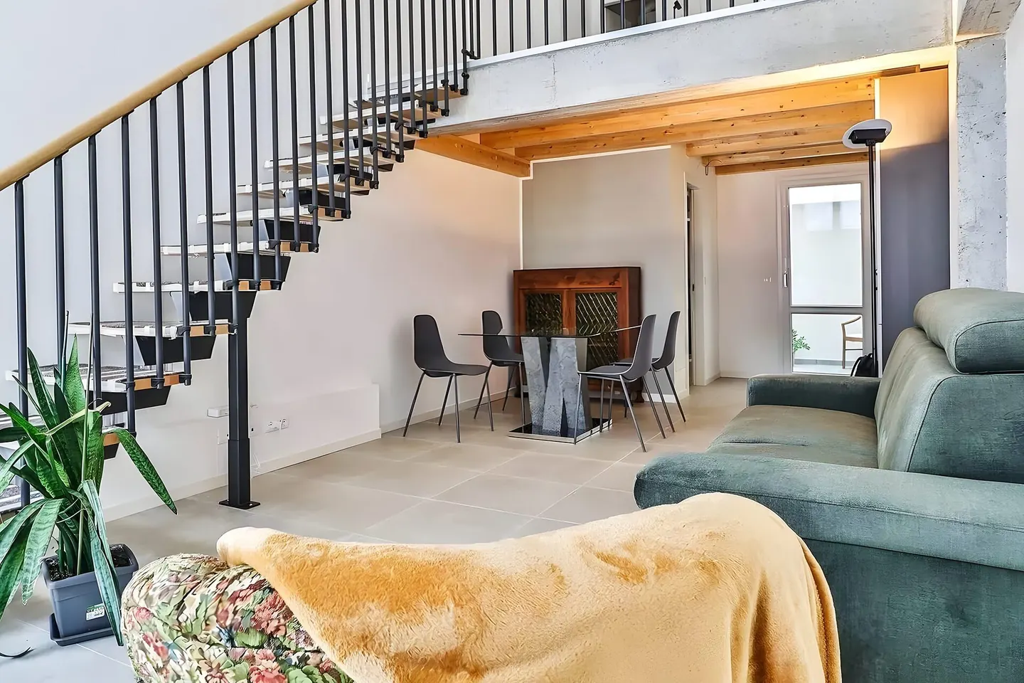 Salón reformado por Reformas Vinyals en Granollers, con acabados cálidos y luz natural